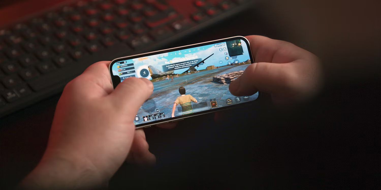 person-playing-pubg-mobile-on-an-iphone