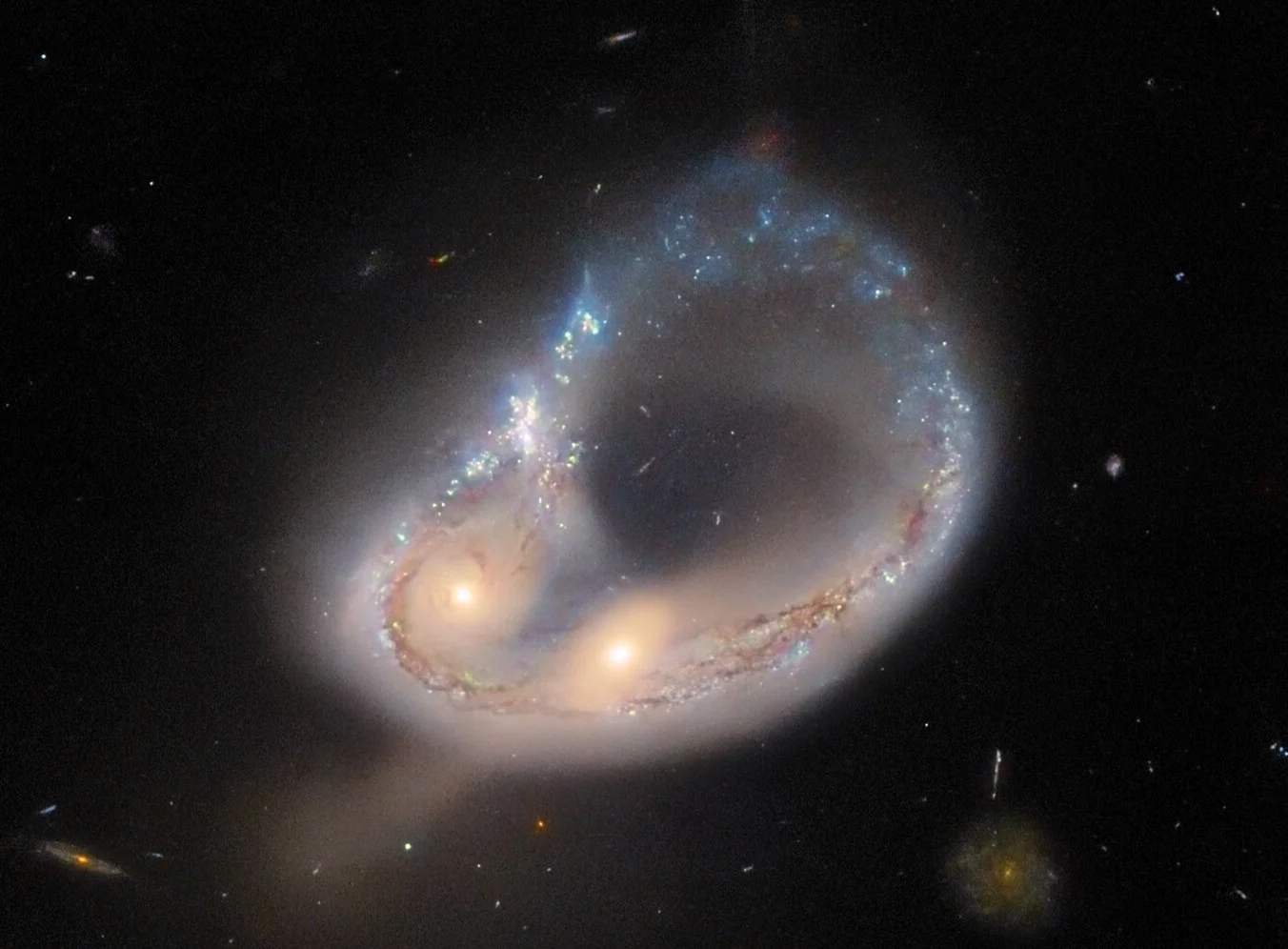hubble-telescope-unusual-galactic-collision2