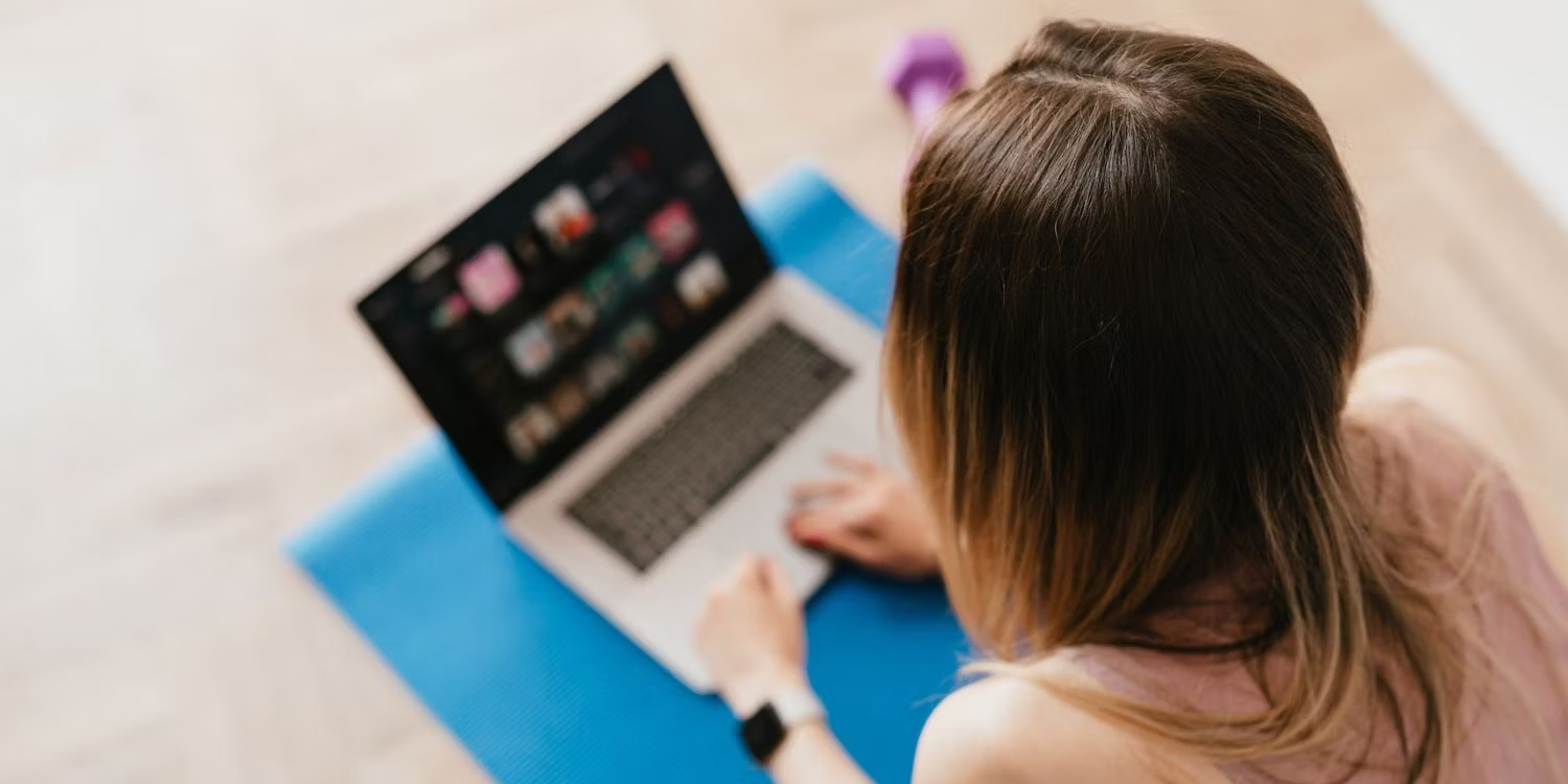 Woman-using-a-laptop