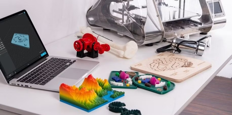 3d-printed-objects-an-mac-on-desk-2
