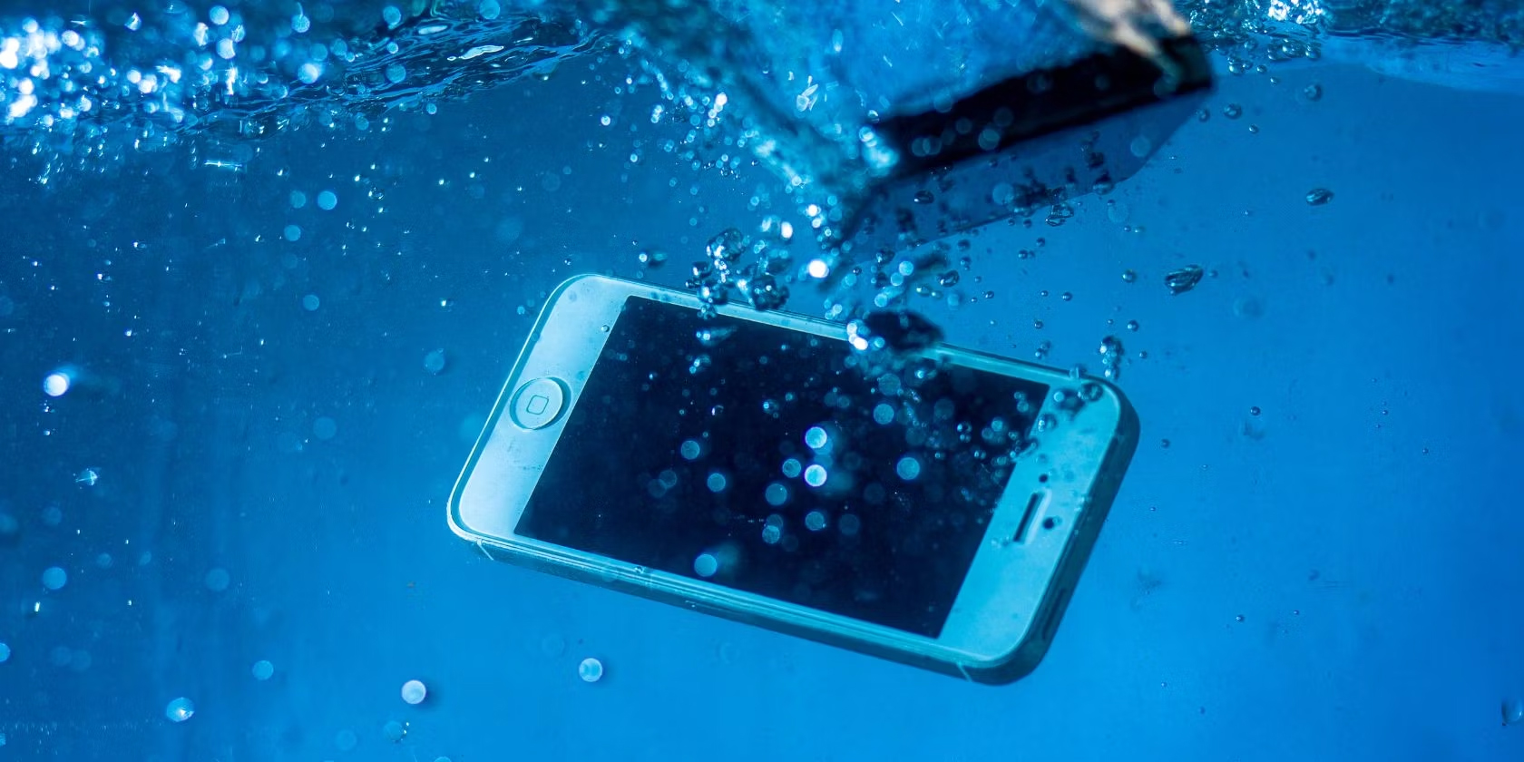 iPhone-submerged-in-water-6