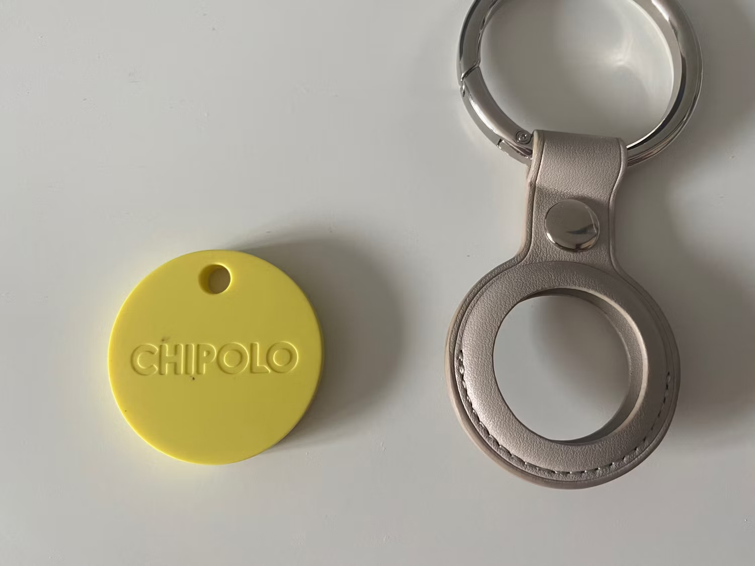 Chipolo-Hole-vs-Keychain