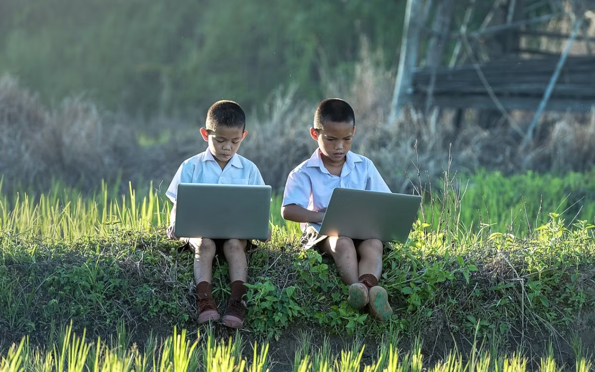 children-with-laptops